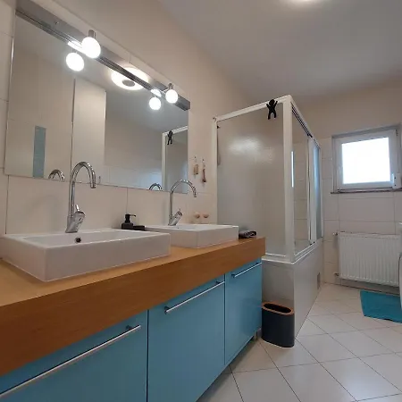 Sunny Sea Apartment *